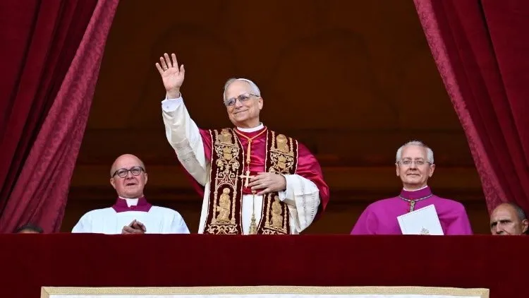 Papa Leão XIV (Cardeal Robert Prevost) acena para os fiéis da varanda central da Basílica de São Pedro após sua eleição em 8 de maio de 2025