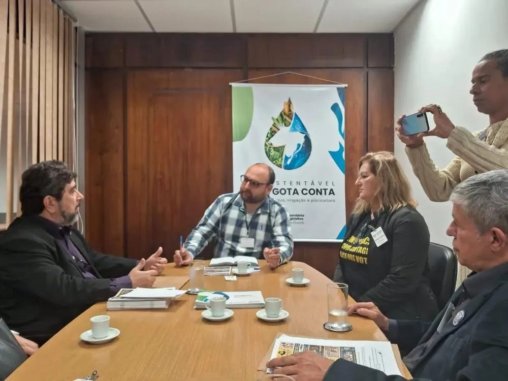 Della Nina e comunidade civil entrega solicitação de CPI das Enchentes ao presidente da Assembleia Legislativa do RS