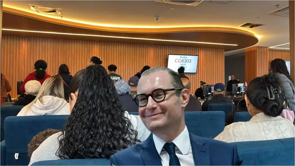 Fotomontagem ilustrativa: uma sala de espera do SUS e o ministro Cristiano Zanin.