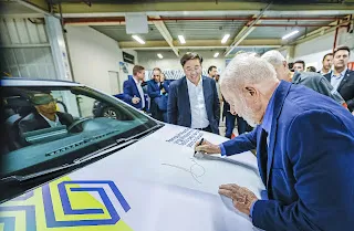 Na Renault, Lula autografa .... o carro.