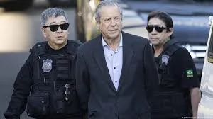 Zé Dirceu sendo levado preso depois de condenado por corrupção no Mensalão.