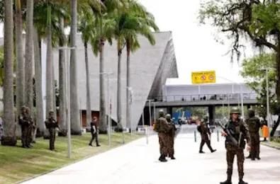 A foto de Tânia Rego, Agência Brasil, mostra o local da reunião garantido por segurança máxima.