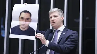 Da tribuna, Van Hattem mostra retrato do delegado.