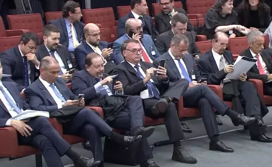 Jair Bolsona, no plenário do STF, na mais absoluta serenidade dos que não devem, por isso, não temem.
