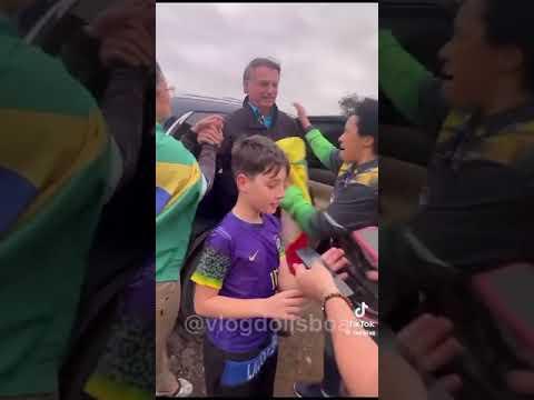 Dica do Políbio: Bolsonaro para na beira da estrada e pessoas comuns do povo corrrem até ele, chorando e abraçando o Mito Foi na estrada que liga a Santa Maria, ontem a tarde.